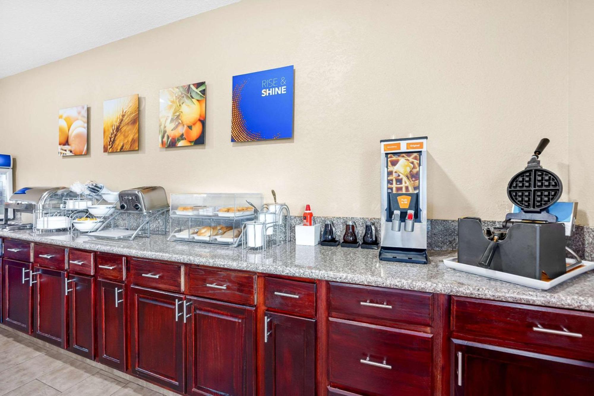 Comfort Inn & Suites プエブロ エクステリア 写真